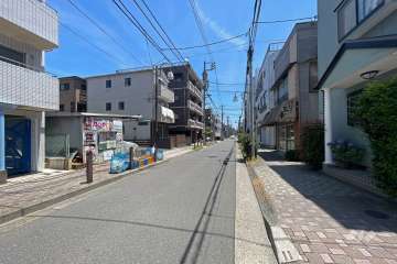 敷地南側の前面道路（西側から）