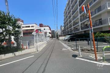 敷地西側の前面道路（南側から）