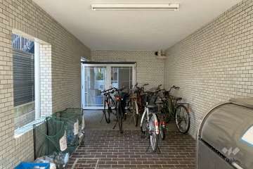 屋内に設けられた駐輪場