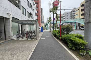 敷地の南西側前面道路（北西側から）