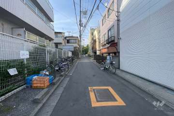 敷地の東側前面道路（南側から）