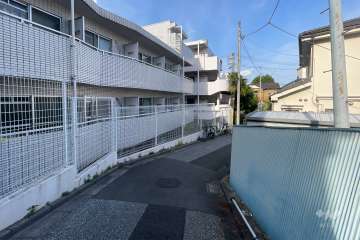 敷地の南側前面道路（西側から）