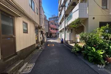 敷地南西側の前面道路（南東側から）