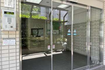 エントランスはオートロック付きです。