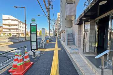 敷地北側の前面道路（西側から）