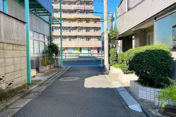 敷地西側の前面道路（南側から）