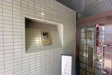 エントランスはオートロック付きです。