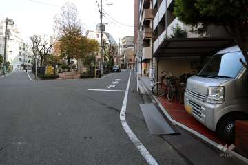 敷地の北東側前面道路（北西側から）