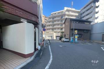 敷地の東側前面道路（南側から）