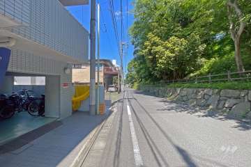 敷地の南側前面道路（西側から）