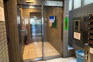 エントランスはオートロック付きです。