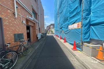 敷地の北側前面道路（東側から）