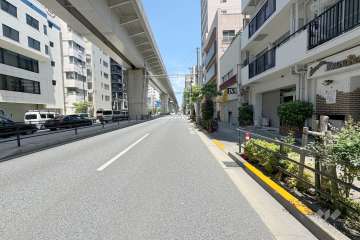 敷地西側の前面道路