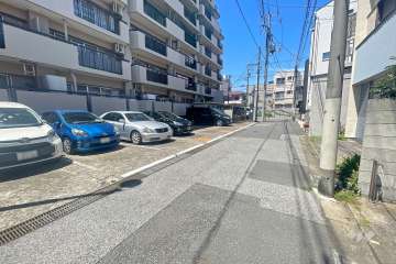 敷地の東側前面道路（南側から）
