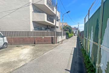 敷地の南側前面道路（東側から）