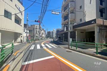 敷地の北側前面道路（西側から）