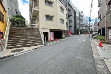 敷地の北側前面道路（東側から）