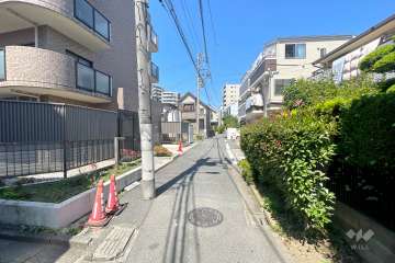 敷地の東側前面道路（南側から）