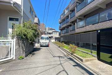 敷地の南側前面道路（東側から）