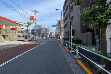 敷地の東側前面道路（北側から）