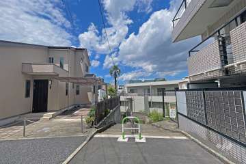 敷地の西側前面道路（南側から）