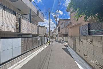 敷地の西側前面道路（北側から）