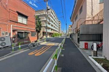 敷地東側の前面道路（北側から）