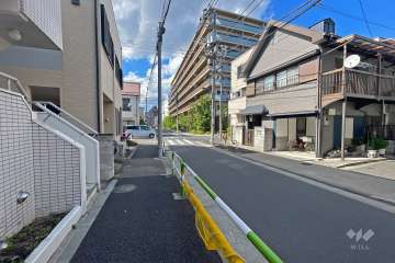 敷地東側の前面道路（南側から）