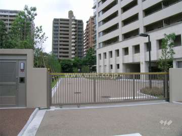 駐車場入り口にはゲートが付いています。