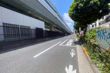 敷地の南側前面道路（東側から）