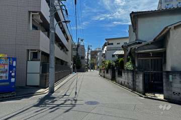 敷地西側の前面道路（北側から）