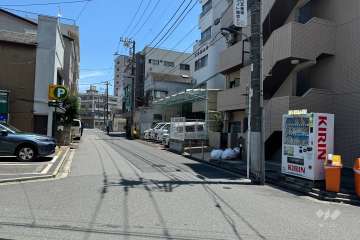 敷地北側の前面道路（西側から）