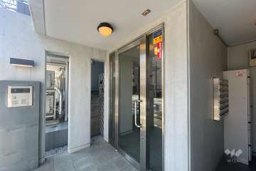 エントランスはオートロック付きです。