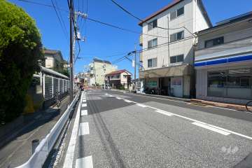 敷地の南側前面道路（西側から）