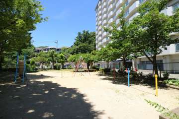 敷地南側に隣接する『逆瀬台２丁目公園』