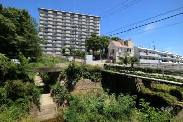 逆瀬川パークマンションの遠景。手前は白瀬川です。