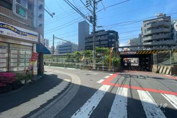 敷地北東側の前面道路（南東側から）