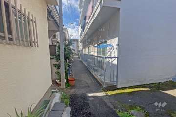 敷地の南側前面道路（東側から）