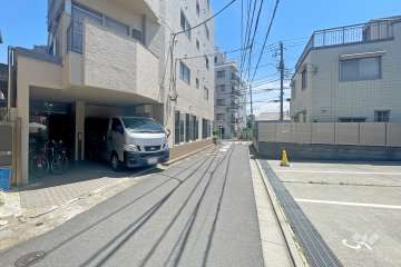 敷地西側の前面道路