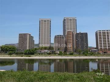 敷地の少し南側には武庫川が流れています。