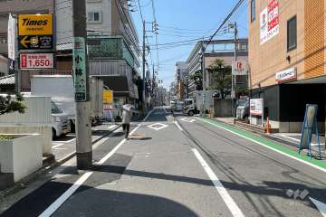 敷地の北東側前面道路（南東側から）