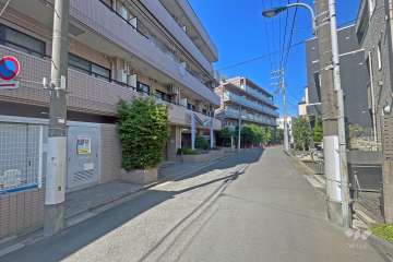 敷地の南側前面道路（西側から）