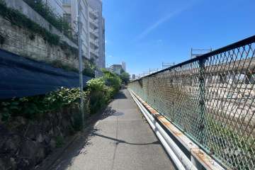 敷地の北側前面道路（東側から）