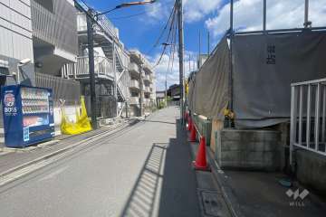 敷地の南側前面道路（西側から）