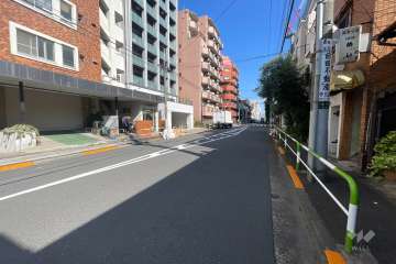 敷地の東側前面道路（南側から）