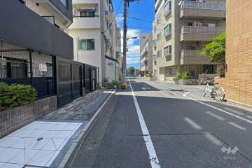 敷地北東側の前面道路（南東側から）