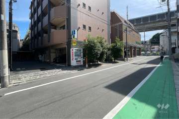 敷地の北側前面道路（東側から）