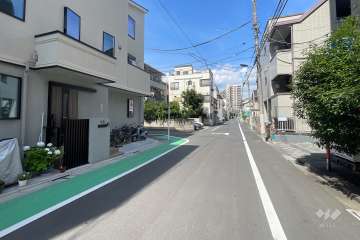 敷地の北側前面道路（西側から）