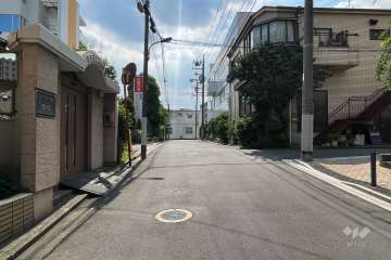 敷地北側の前面道路（東側から）