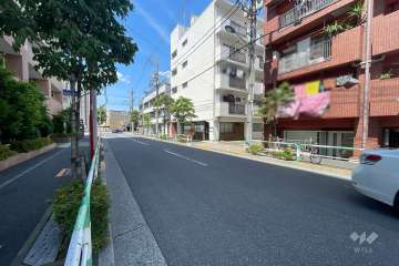 敷地西側の前面道路